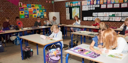Indskolingsbørn i klasseværelse