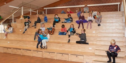 Elever på en trappe med bøger