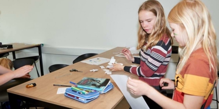 To piger klipper og klistrer