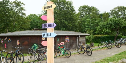 Skilte, der viser vej på Mårslet Skole